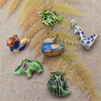 charms-armbaandscharms-groen-elefant-blaa-aender-fisk-langhalsetfigur-emaljeret-soelv-vedhaeng-